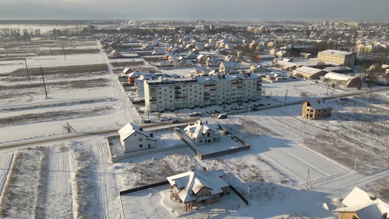 郊区农村城镇冬季积雪覆盖的住宅鸟瞰图视频素材