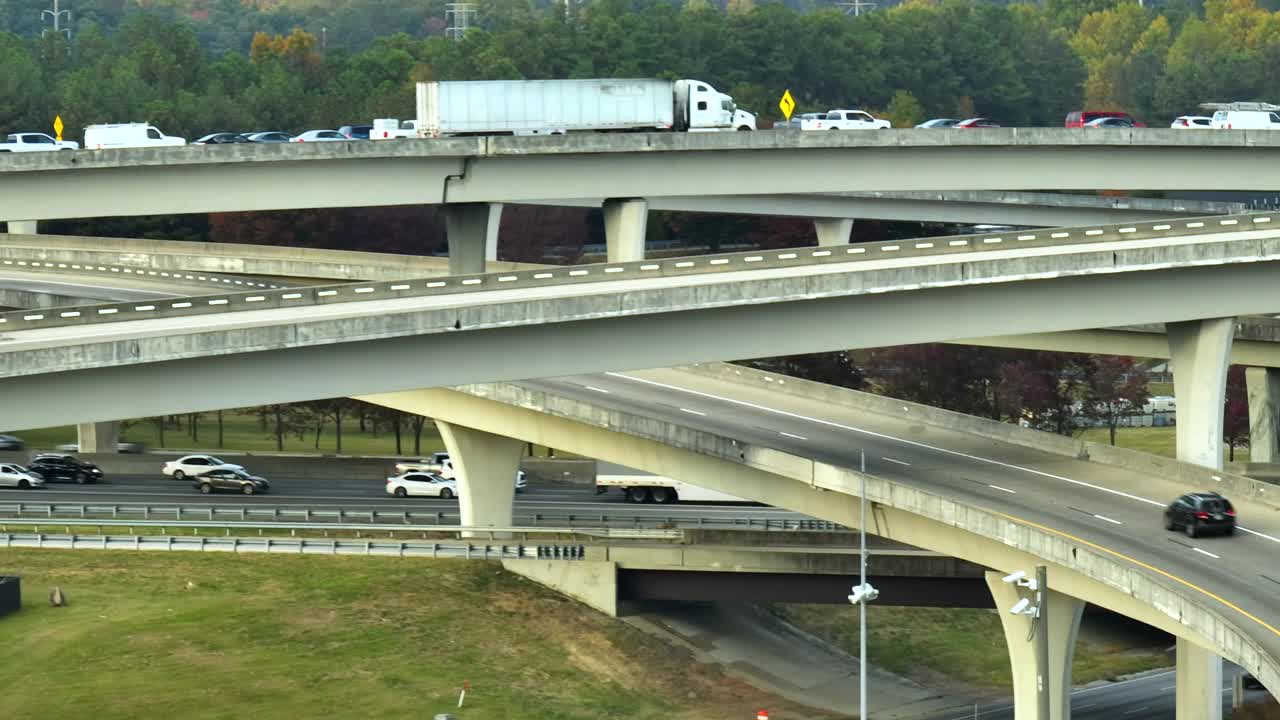 美国高速公路十字路口，高速行驶的汽车和卡车。从上面看美国的交通基础设施视频素材