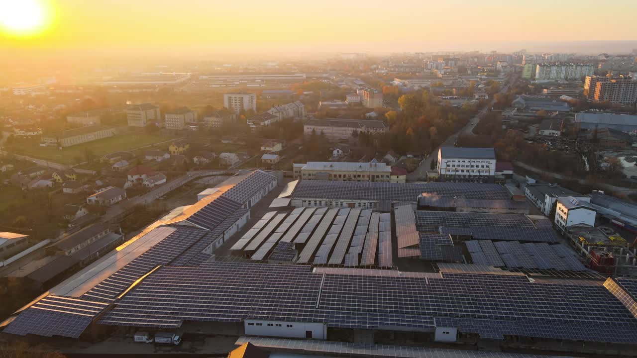 太阳能发电厂鸟瞰图，蓝色光伏板安装在工业建筑屋顶，生产绿色生态电力。生产可持续能源的概念视频素材