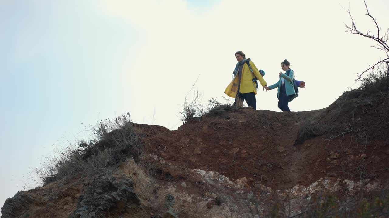 那对背着背包走在岩石上的活跃男女视频素材