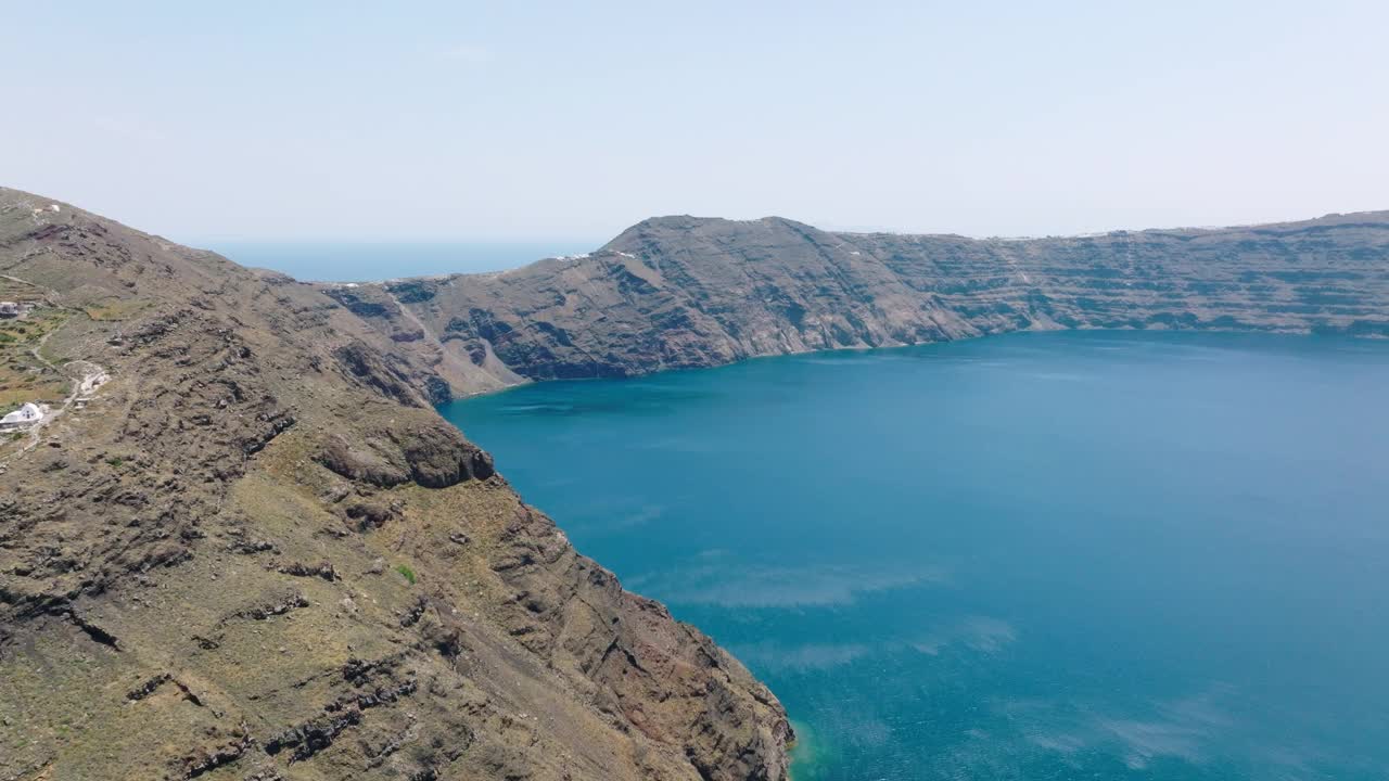 希腊圣托里尼火山口的航拍视频素材