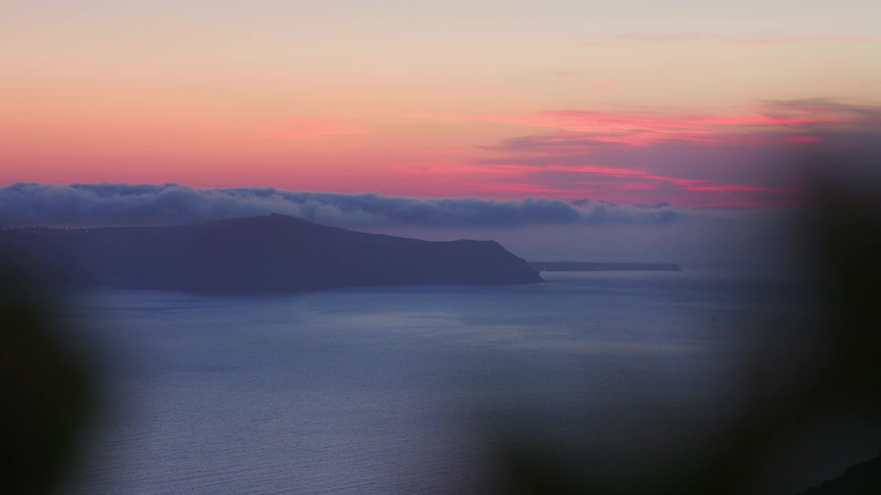 希腊圣托里尼火山口上空的晚光视频素材