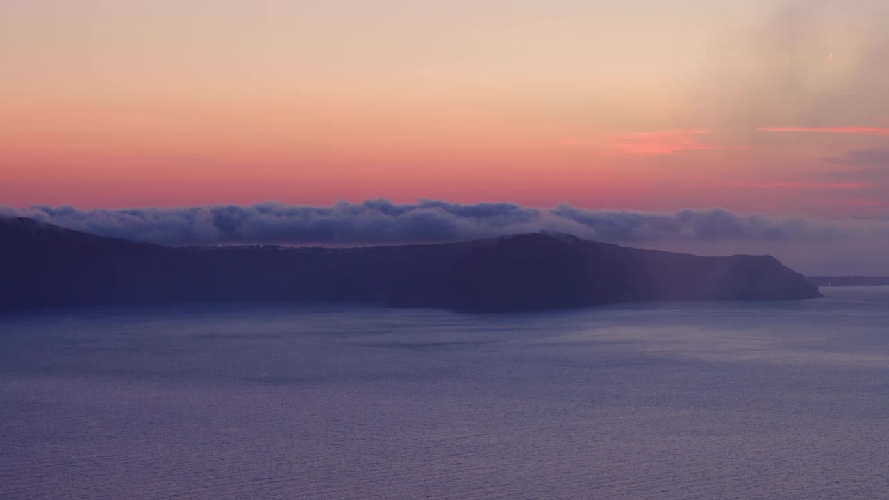 希腊圣托里尼火山口上空多云的夜晚视频素材