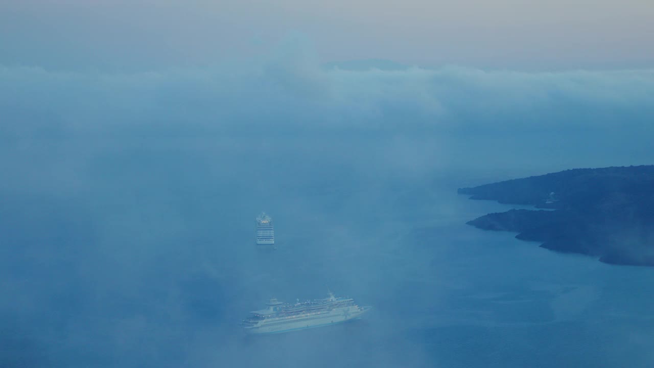 在希腊的圣托里尼火山口航行，一个多云的夜晚视频素材