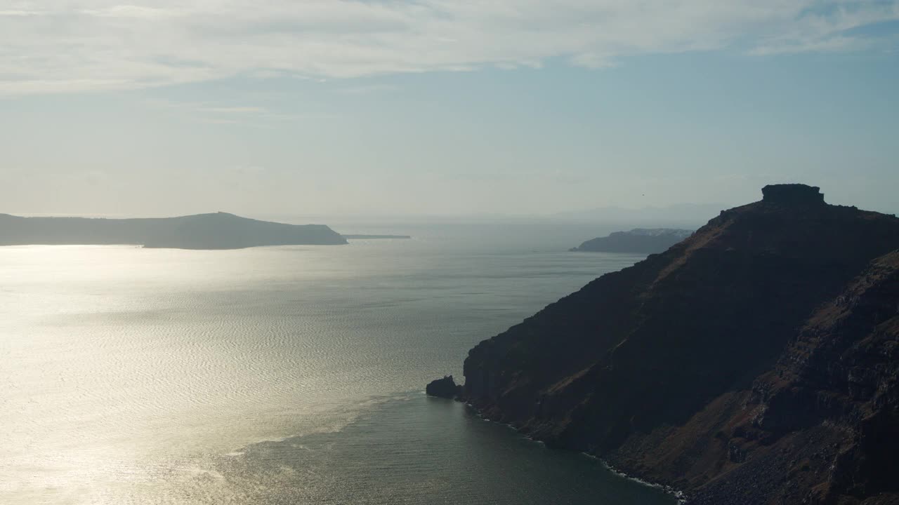 希腊的斯卡罗斯岩石和圣托里尼火山口视频素材