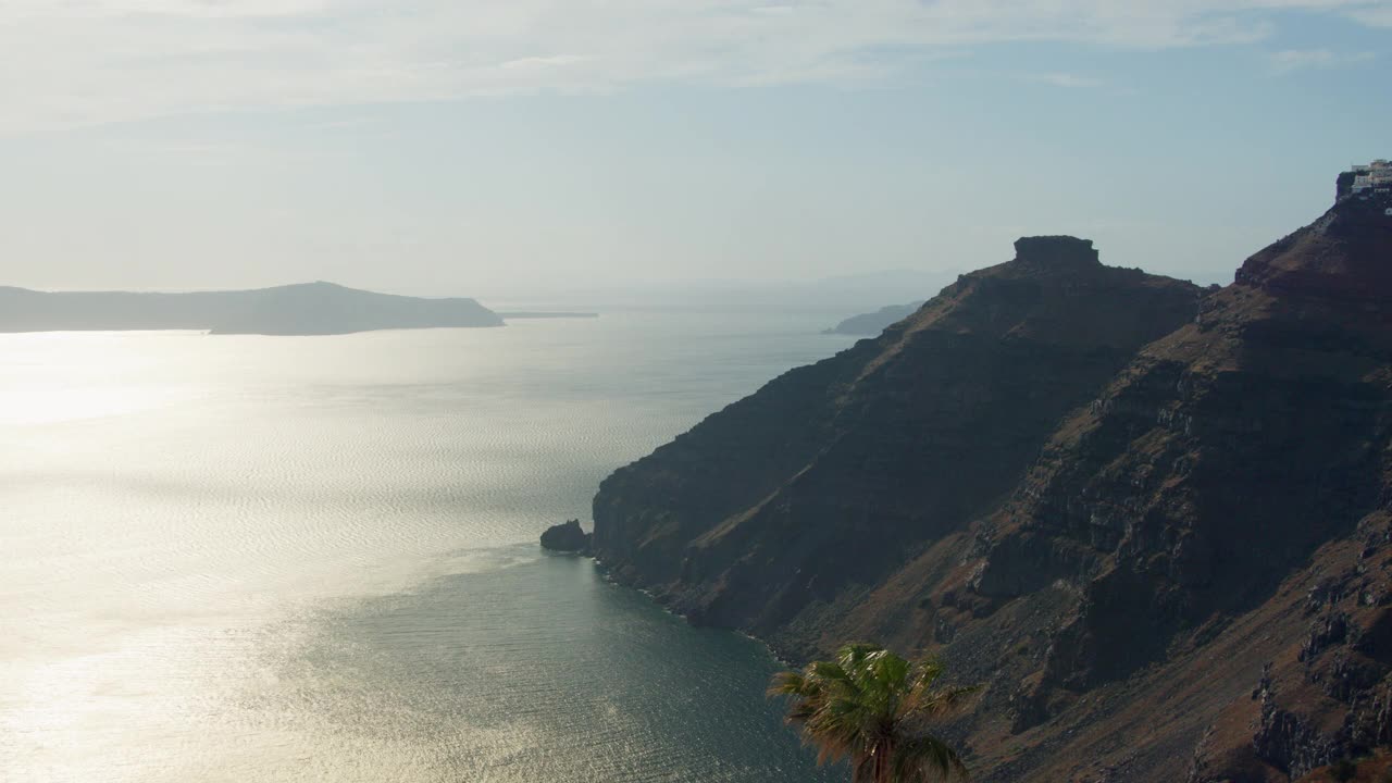 希腊斯卡罗斯岩石和圣托里尼火山口的全景视频素材