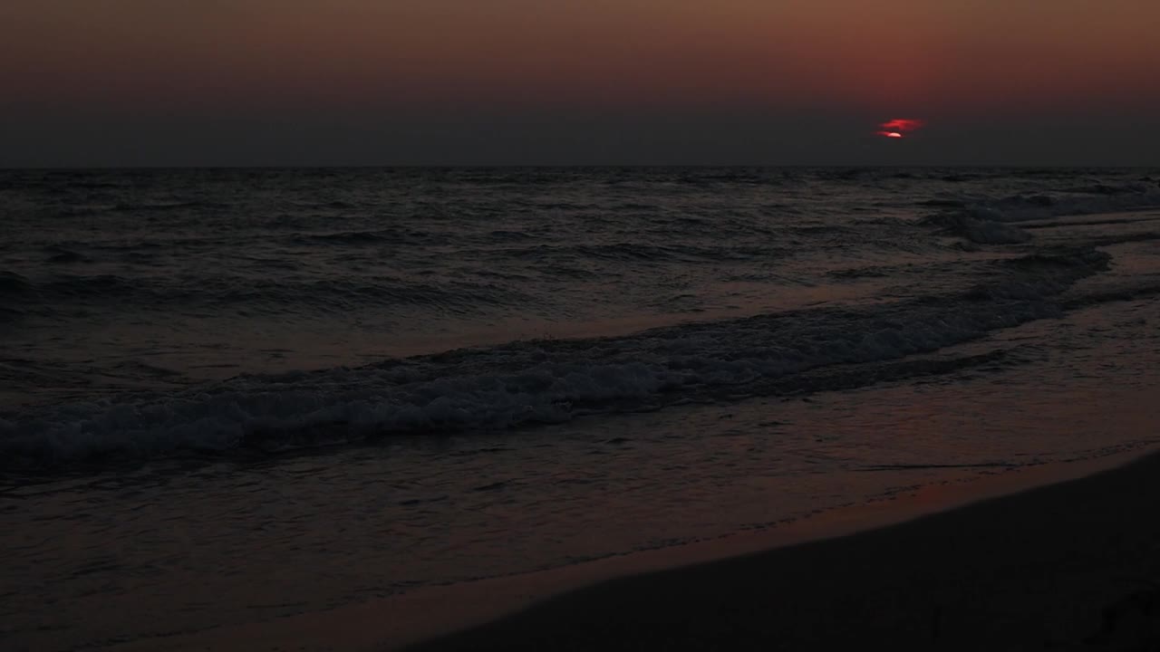 自然的海洋日落与轮廓的人在地平线上和橙色的天空景观。视频素材