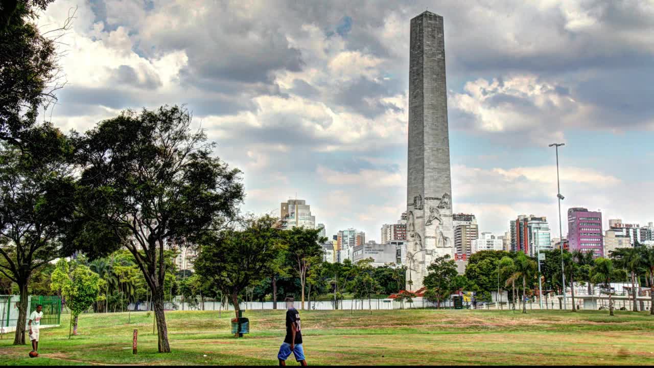 Timelapse of Ibirapuera park obelisk in São Paulo city Brazil视频素材