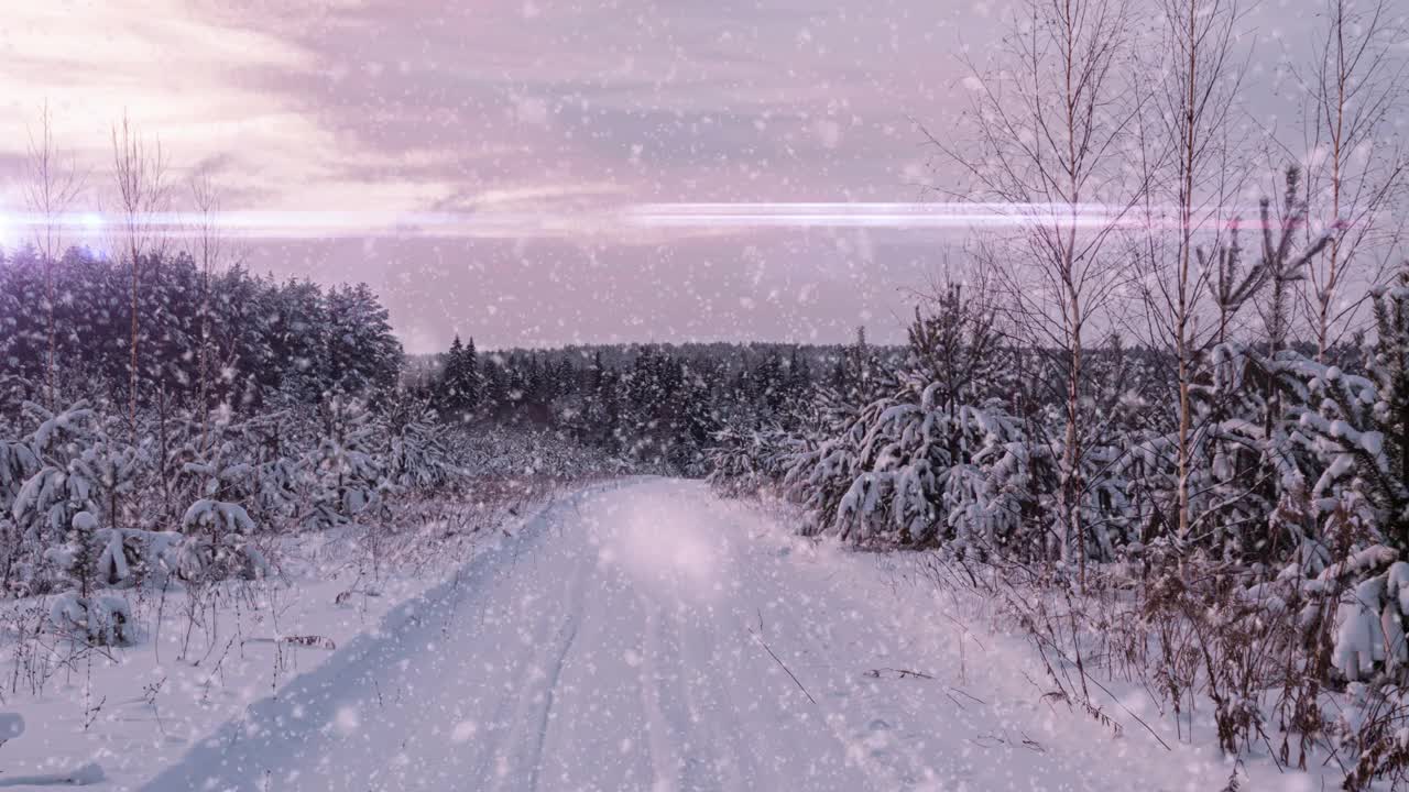 雪在冬季森林日落，在滑雪道上。路，路，小路视频素材