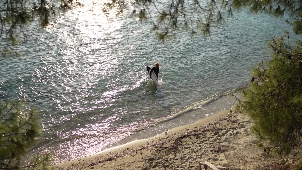 海滩上的女冲浪者视频素材