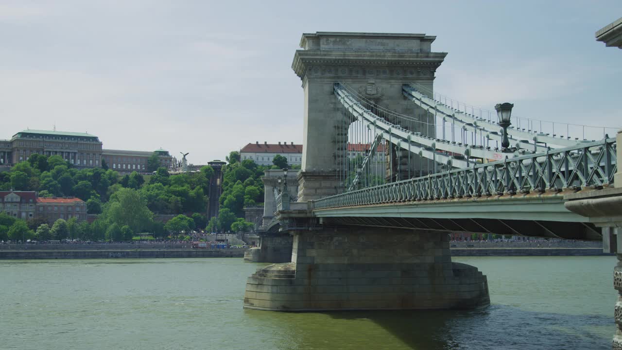 Plane flying under the Széchenyi Chain Bridge视频素材