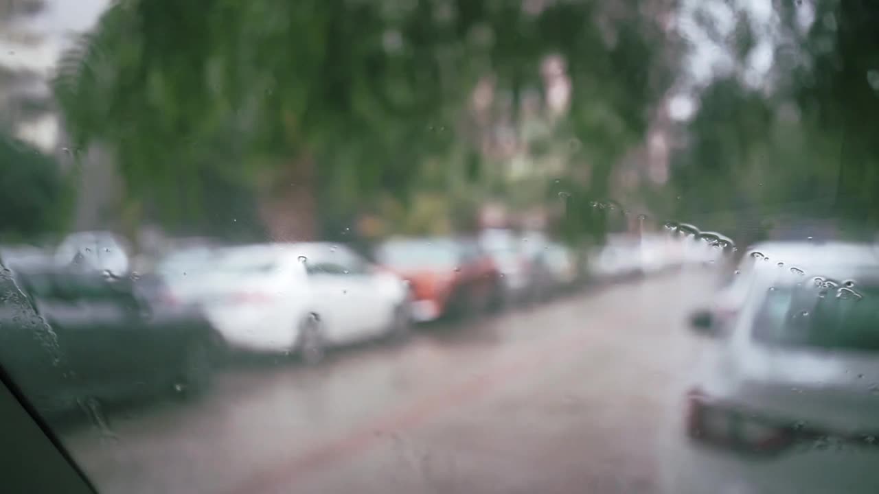 小雨下的市区街道视频下载