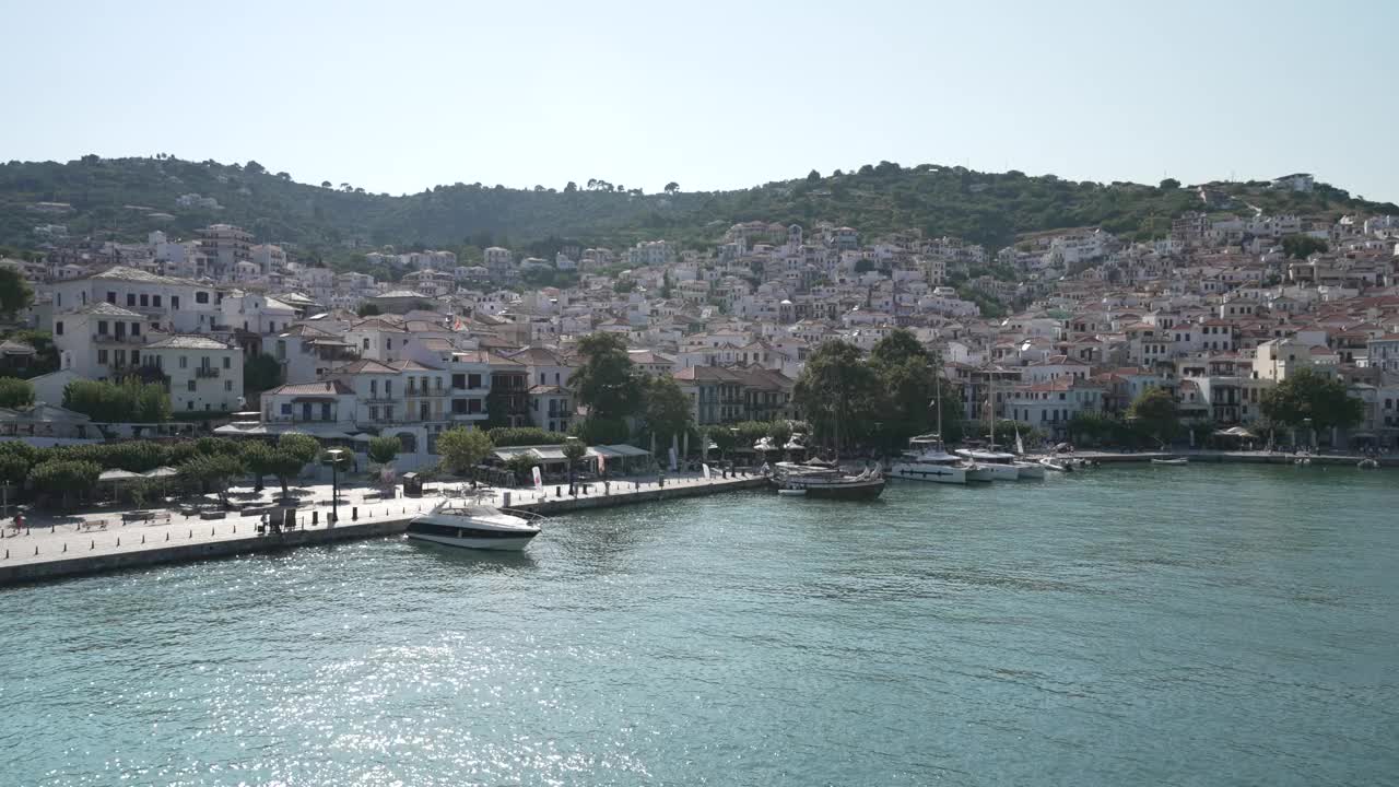 Skopelos镇从渡轮离开港口，Skopelos镇，Skopelos，斯波拉迪斯群岛，希腊群岛，希腊，欧洲视频素材