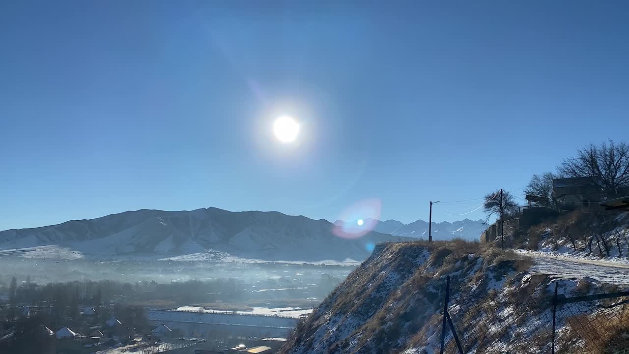 从观景台俯瞰比什凯克(吉尔吉斯斯坦)郊区全景。烟雾笼罩着城市。世界上污染最严重的城市。视频素材