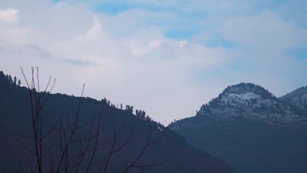 在印度喜马偕尔邦的马纳里山脉降雪后，雪覆盖了马纳里山脉的喜马拉雅山峰。印度降雪后被雪覆盖的山峰。视频素材