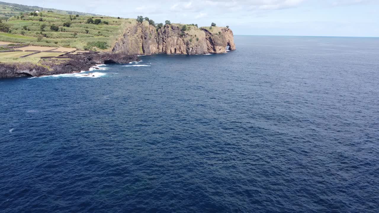 电影无人机拍摄的一个美丽的岩石海岸在圣米格尔在亚速尔群岛视频素材