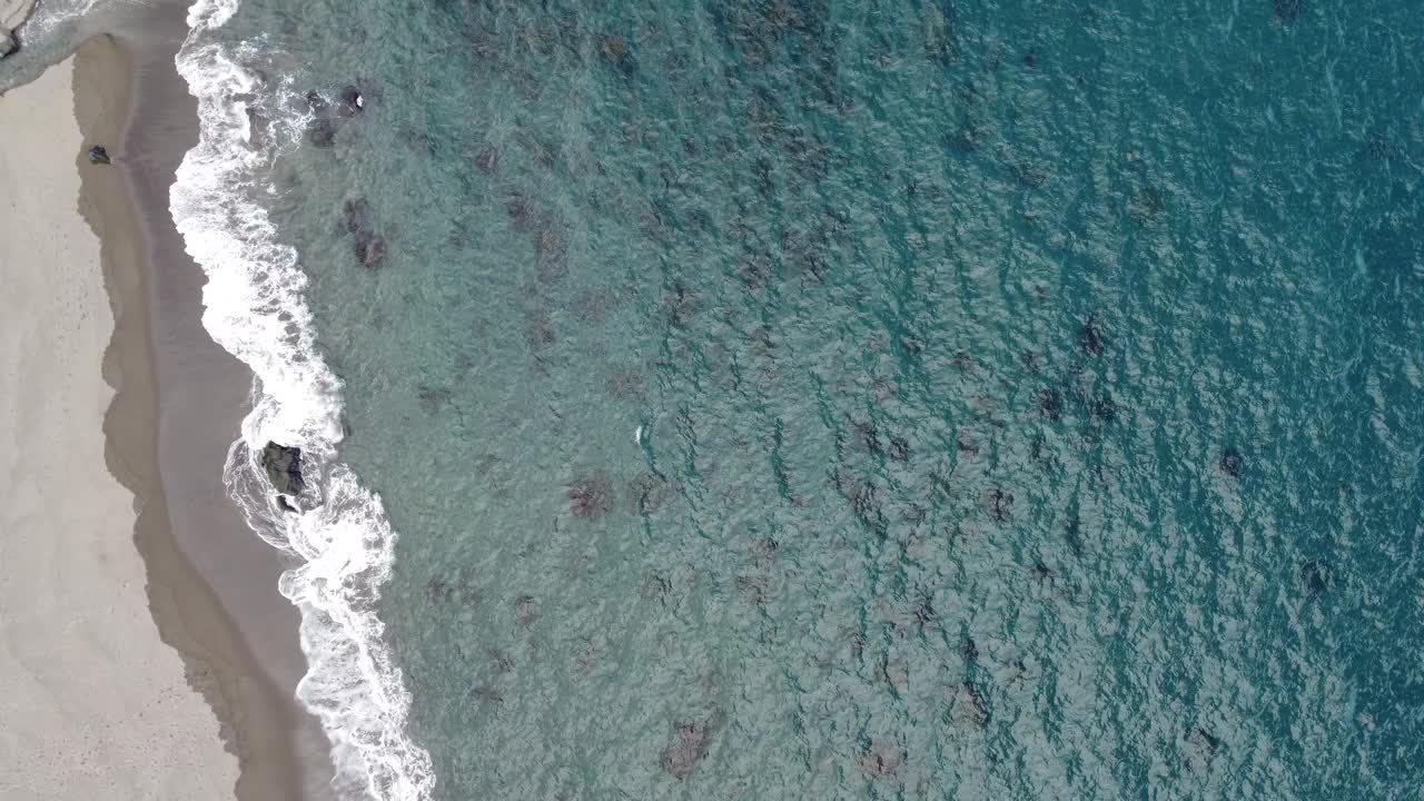 无人机在亚速尔群岛的海滩上空俯视图飞行视频下载