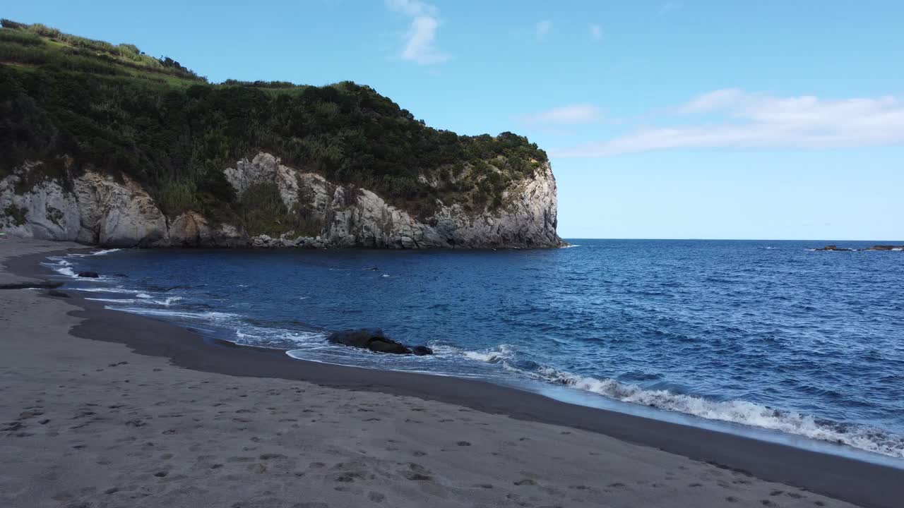 无人机在亚速尔群岛的海滩上空飞行视频素材