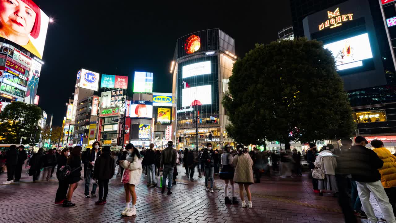 夜间时间流逝的汽车交通运输，拥挤的人走在涩谷路口的十字路口争抢。东京旅游景点地标，日本旅游，亚洲交通或亚洲城市生活理念视频素材