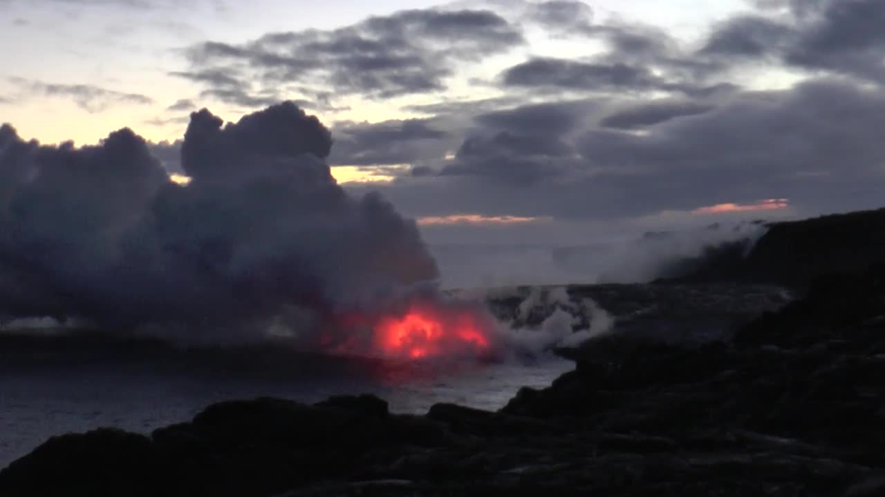 火山喷发。美丽的热熔岩流河的慢动作。流动的液态岩浆。炽热的熔岩和岩浆从火山口涌出视频素材