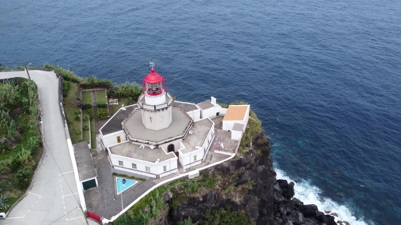 航拍灯塔Farol Ponta do Arnel在圣米格尔岛，亚速尔群岛视频下载