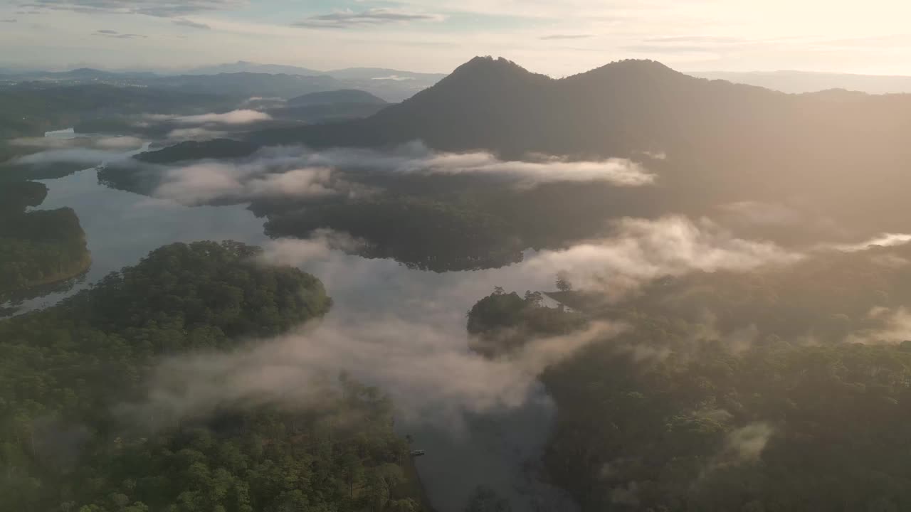 湖景的雾从天空视频素材