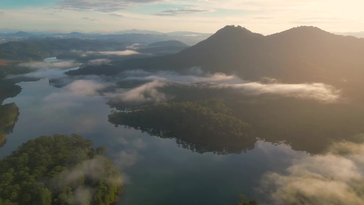 湖景的雾从天空视频素材