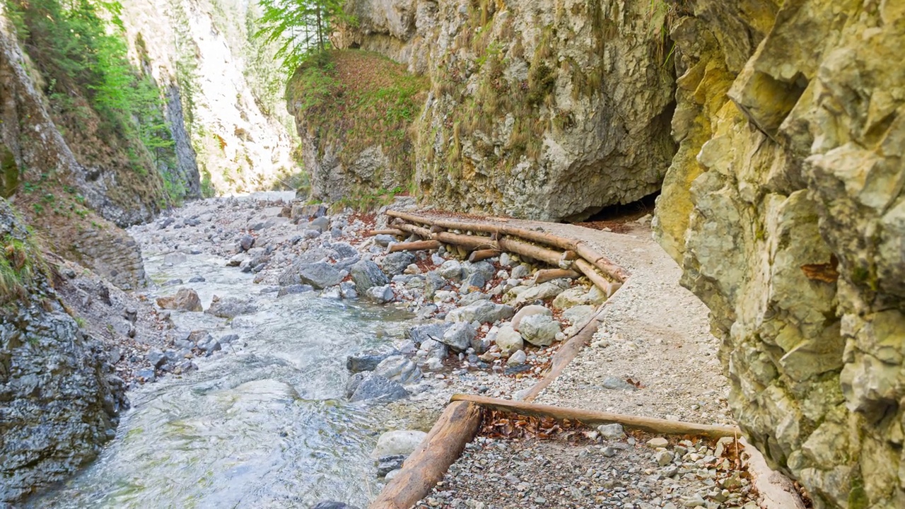 活跃的女子慢跑通过山涧山谷视频素材