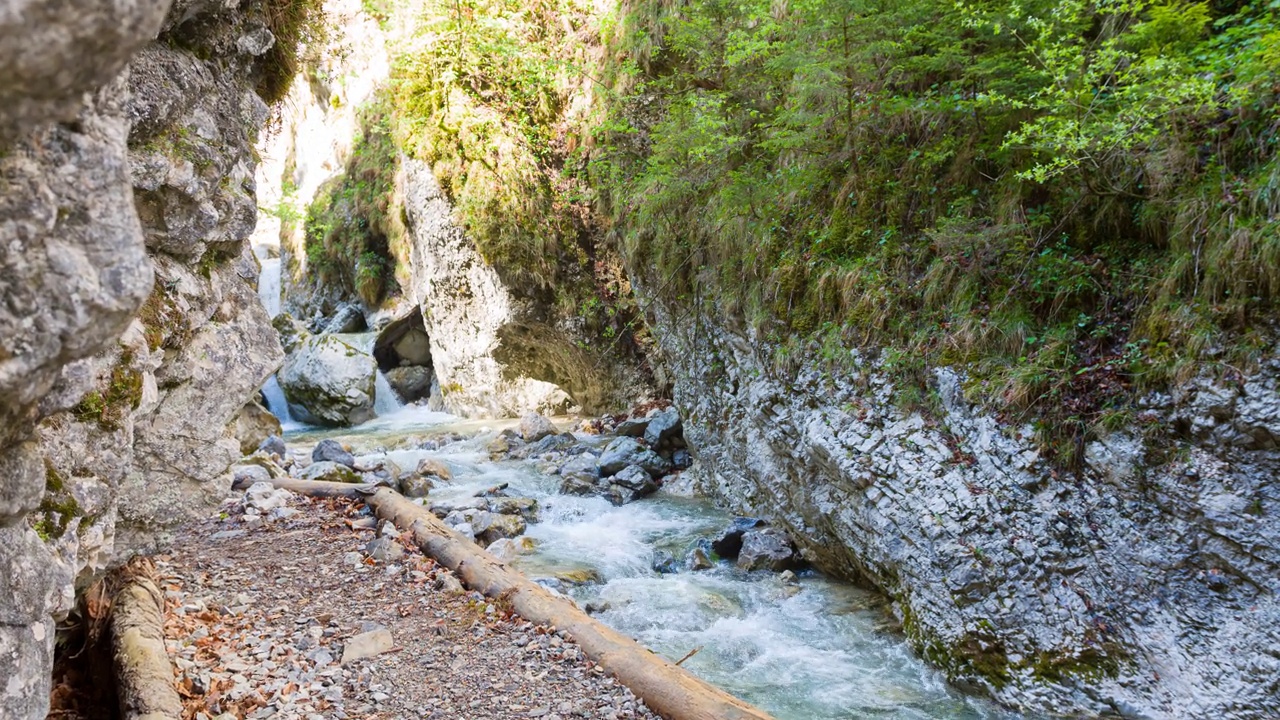 健美女子慢跑通过山涧山谷视频素材