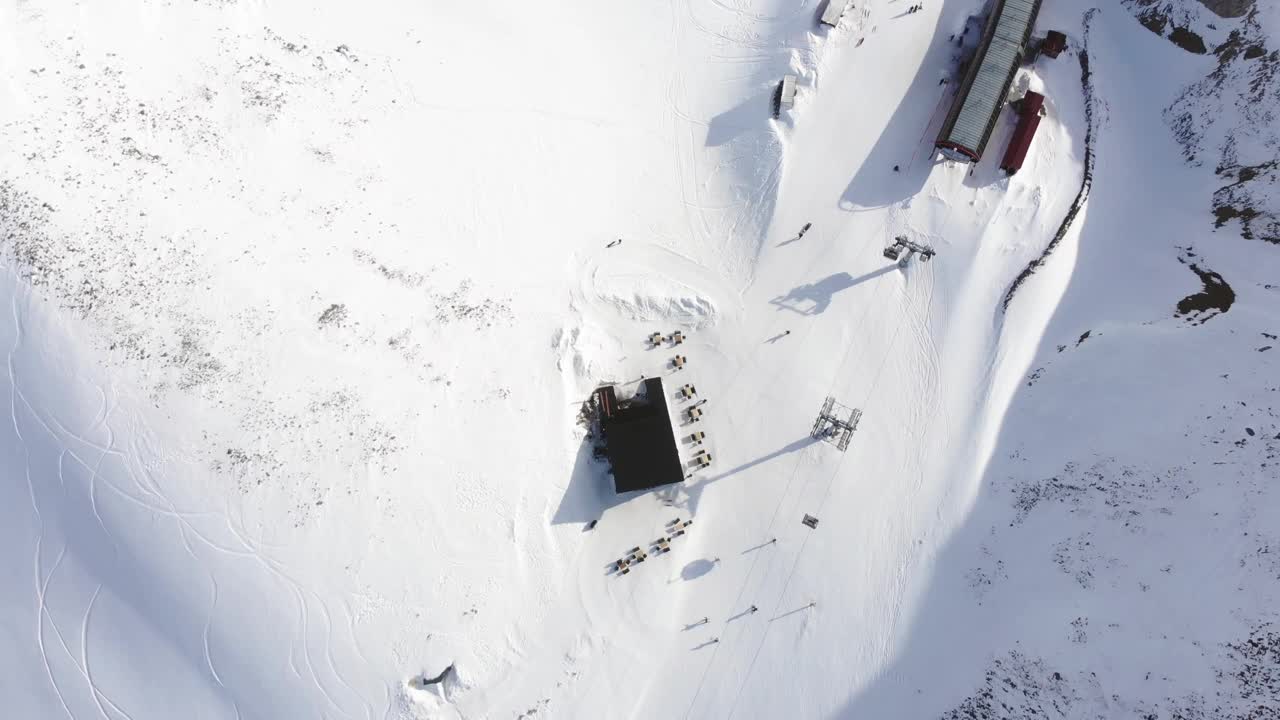 空中顶部don查看Gudauri滑雪胜地Kobi斜坡全景与高加索山脉的咖啡馆。著名的户外滑雪胜地视频素材