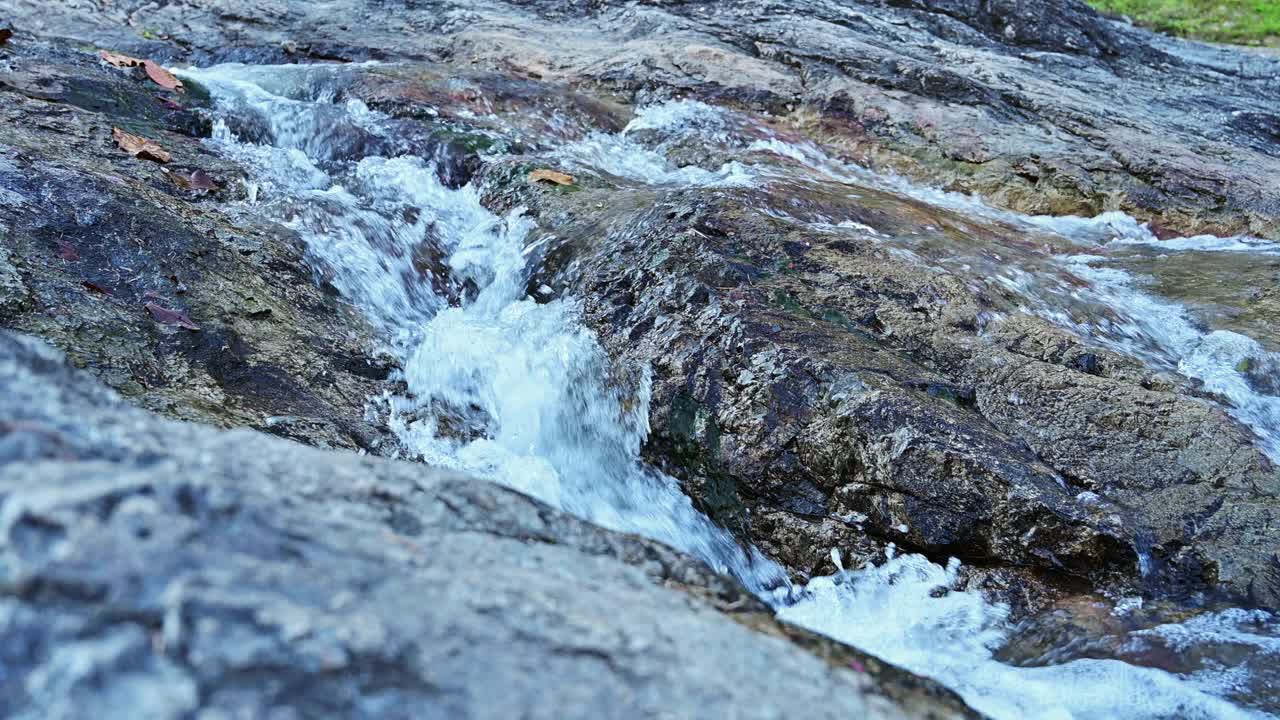 清澈的水流视频素材