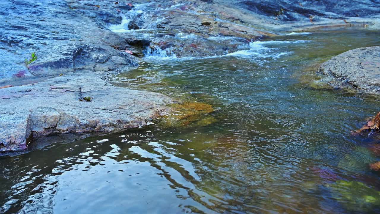 清澈的水流视频素材