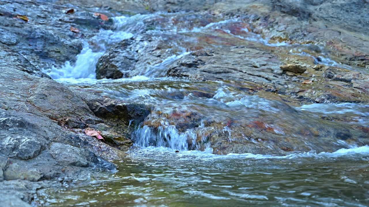 清澈的水流视频素材