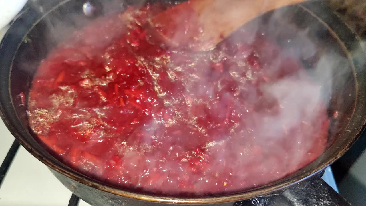 Timelapse of boiled sautéing for borscht视频素材