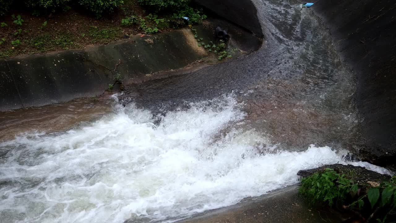 强大的水流在混凝土排水视频素材