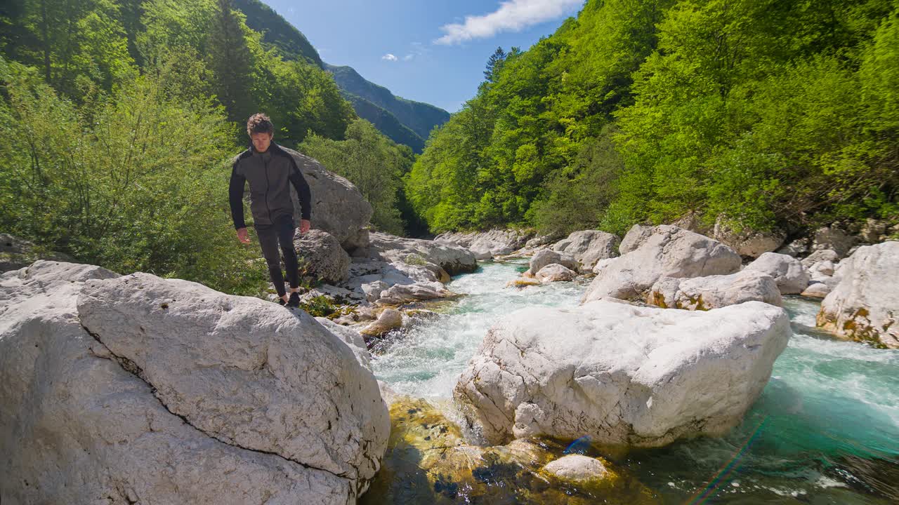 年轻人穿越山河，在岩石间跳跃视频素材