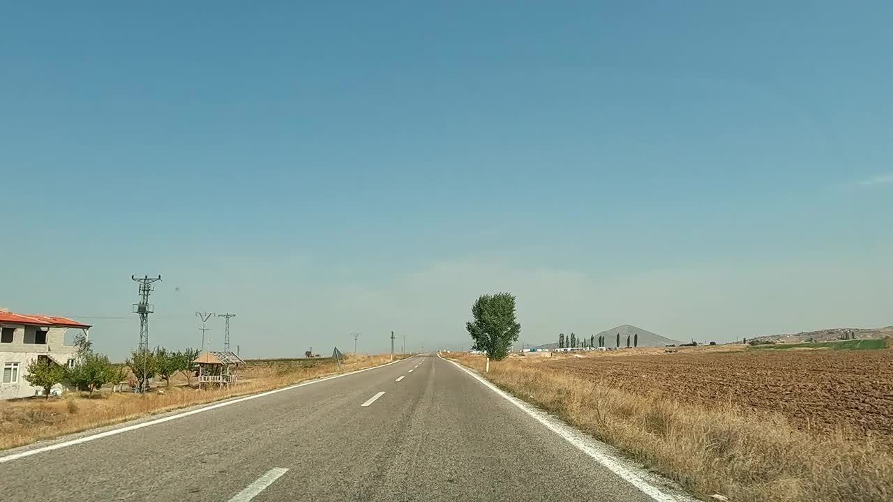 超级失效汽车行驶在道路上视频素材