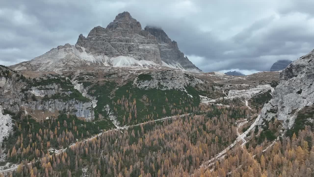 阴天被大片树林包围的山区。视频素材