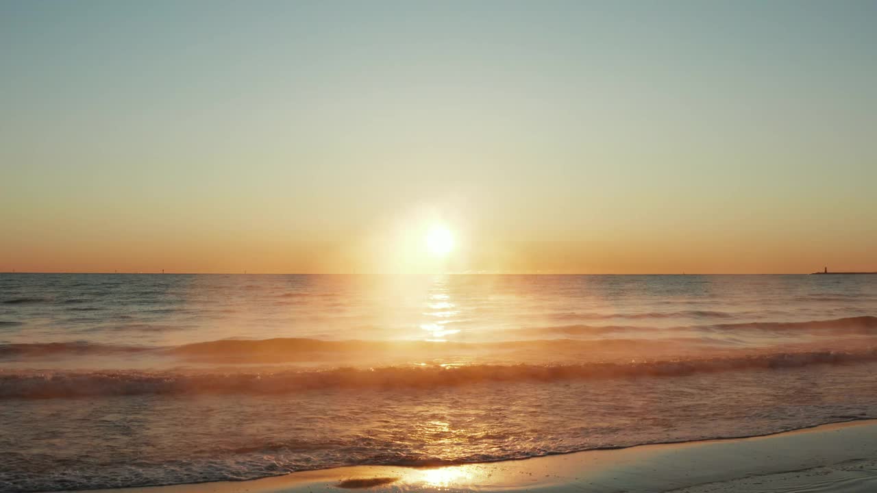 美丽的海景，日出，水面上有雾。视频素材