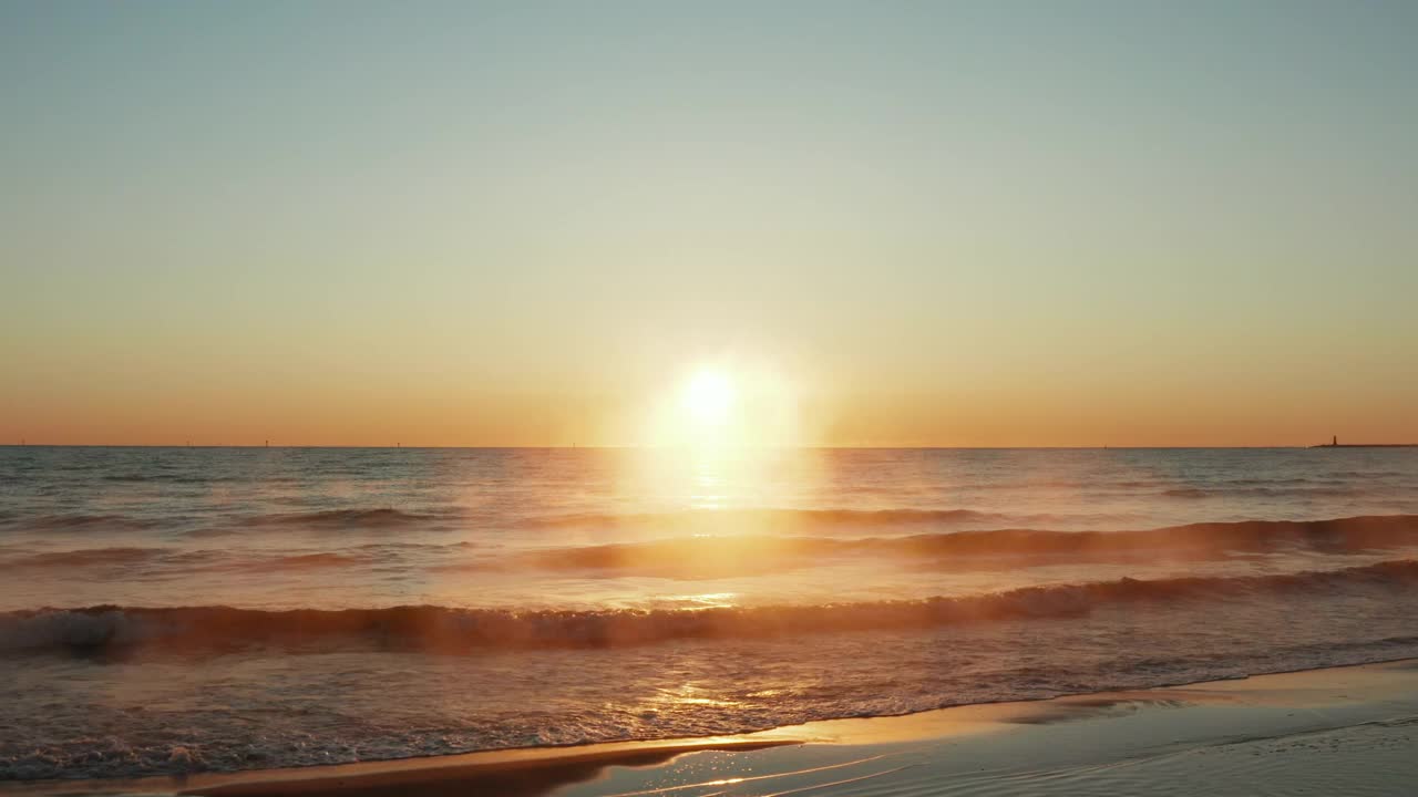 美丽的海景，日出，水面上有雾。视频素材