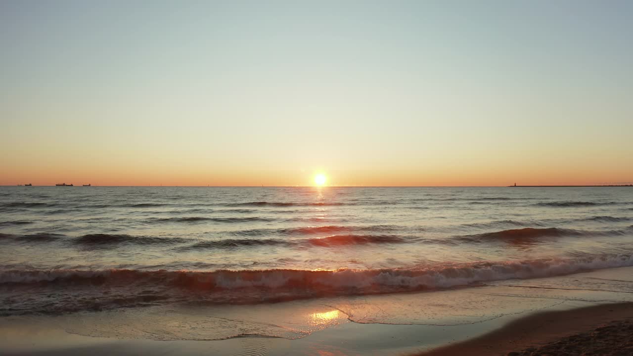 美丽的海景，日出，水面上有雾。视频素材