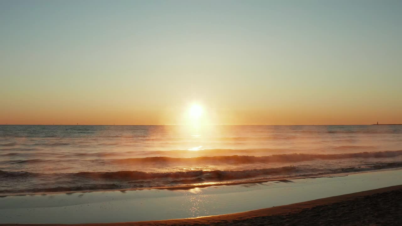 美丽的海景，日出，水面上有雾。视频素材