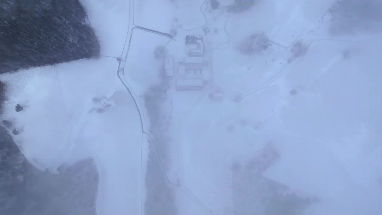 云海附近的大关岭牧羊场和雪山/江原道，韩国视频素材