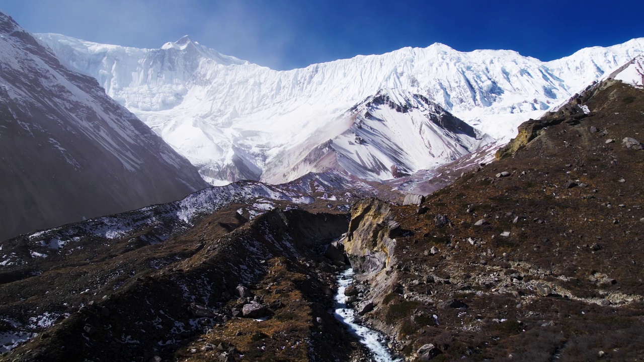 灿烂阳光下壮丽的白雪覆盖的喜马拉雅山视频素材