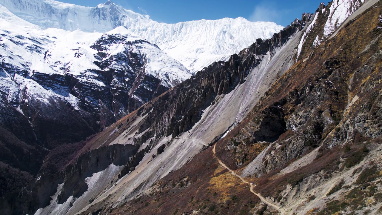 岩石峭壁和白雪皑皑的山脉在白天的背景。山的风景。自然屏幕保护程序视频素材