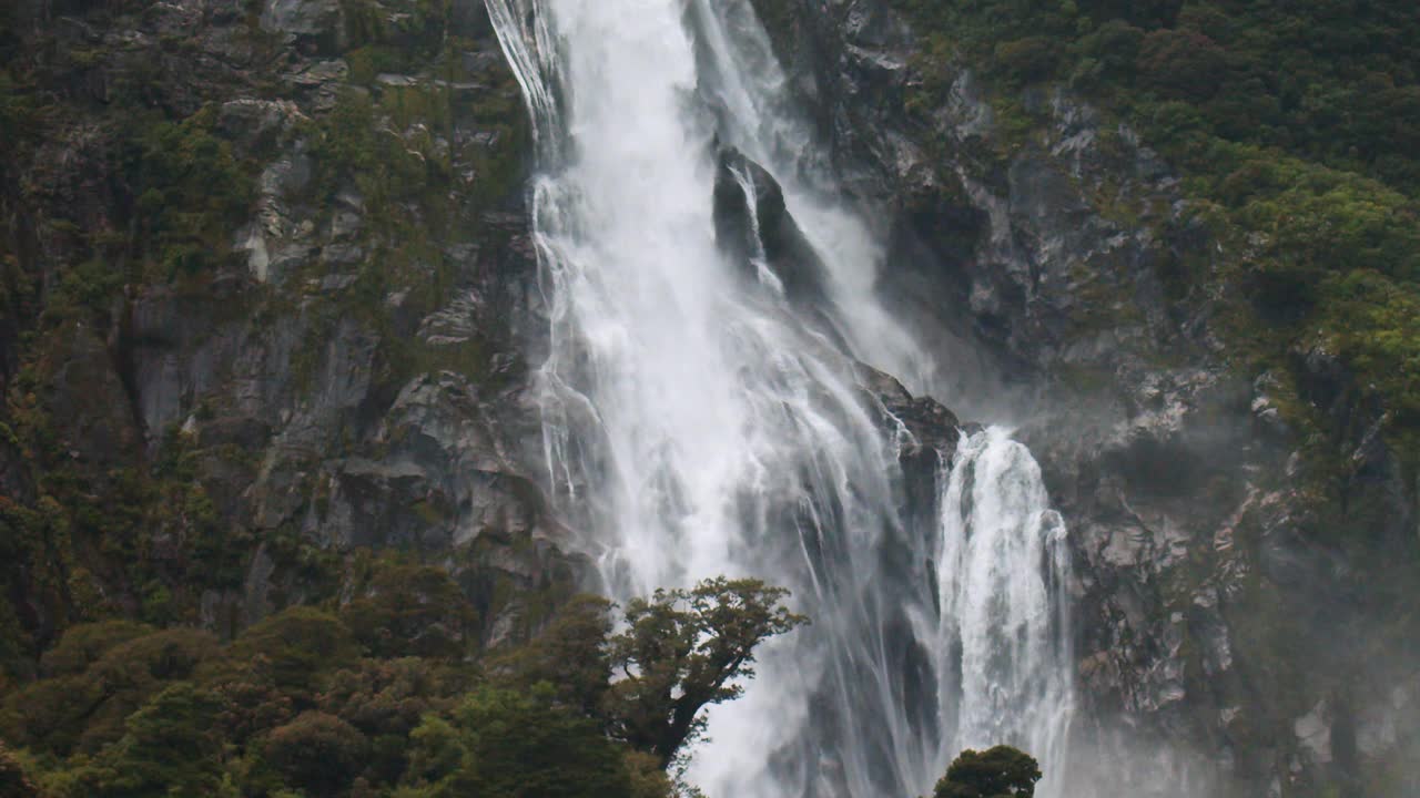 巨大的瀑布从山上流入大海视频素材