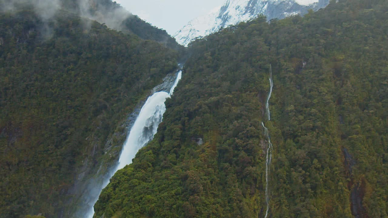 巨大的瀑布从山上流入大海视频素材