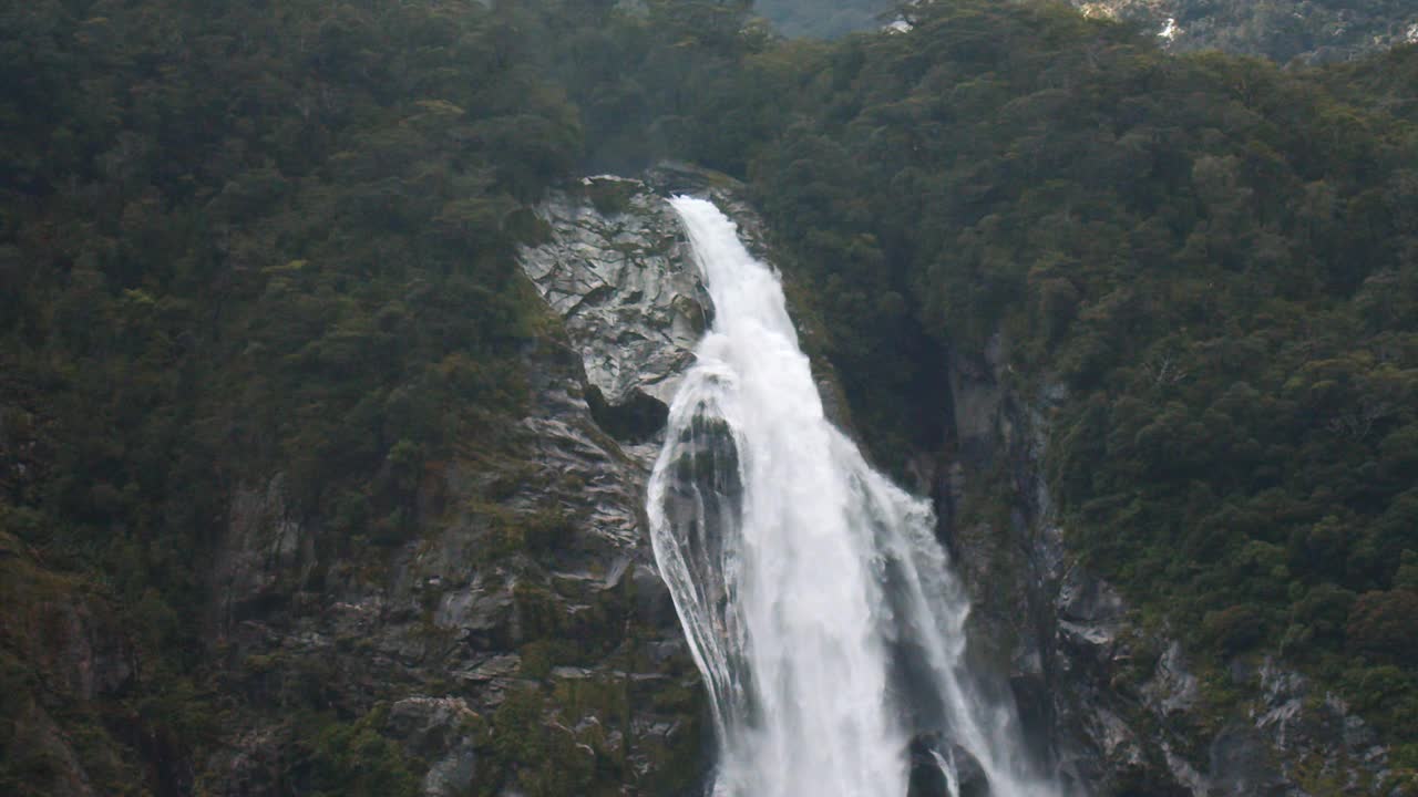 巨大的瀑布从山上流入大海视频素材