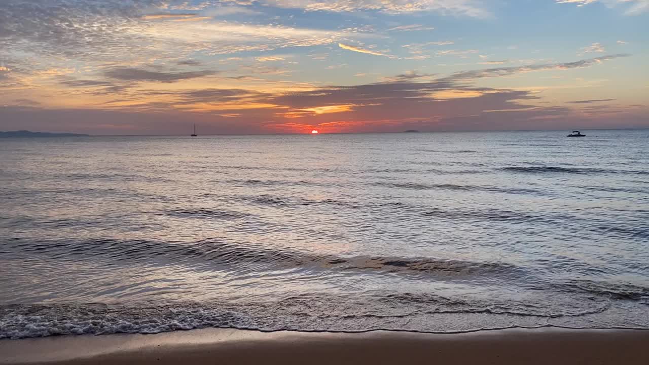 沙滩上金色的夕阳——阳光下的白色沙滩视频素材