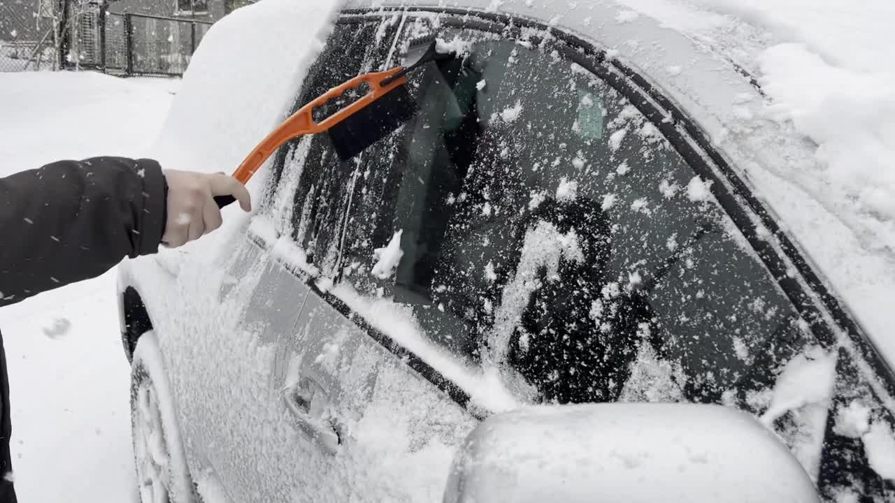 清除车窗上的积雪视频素材